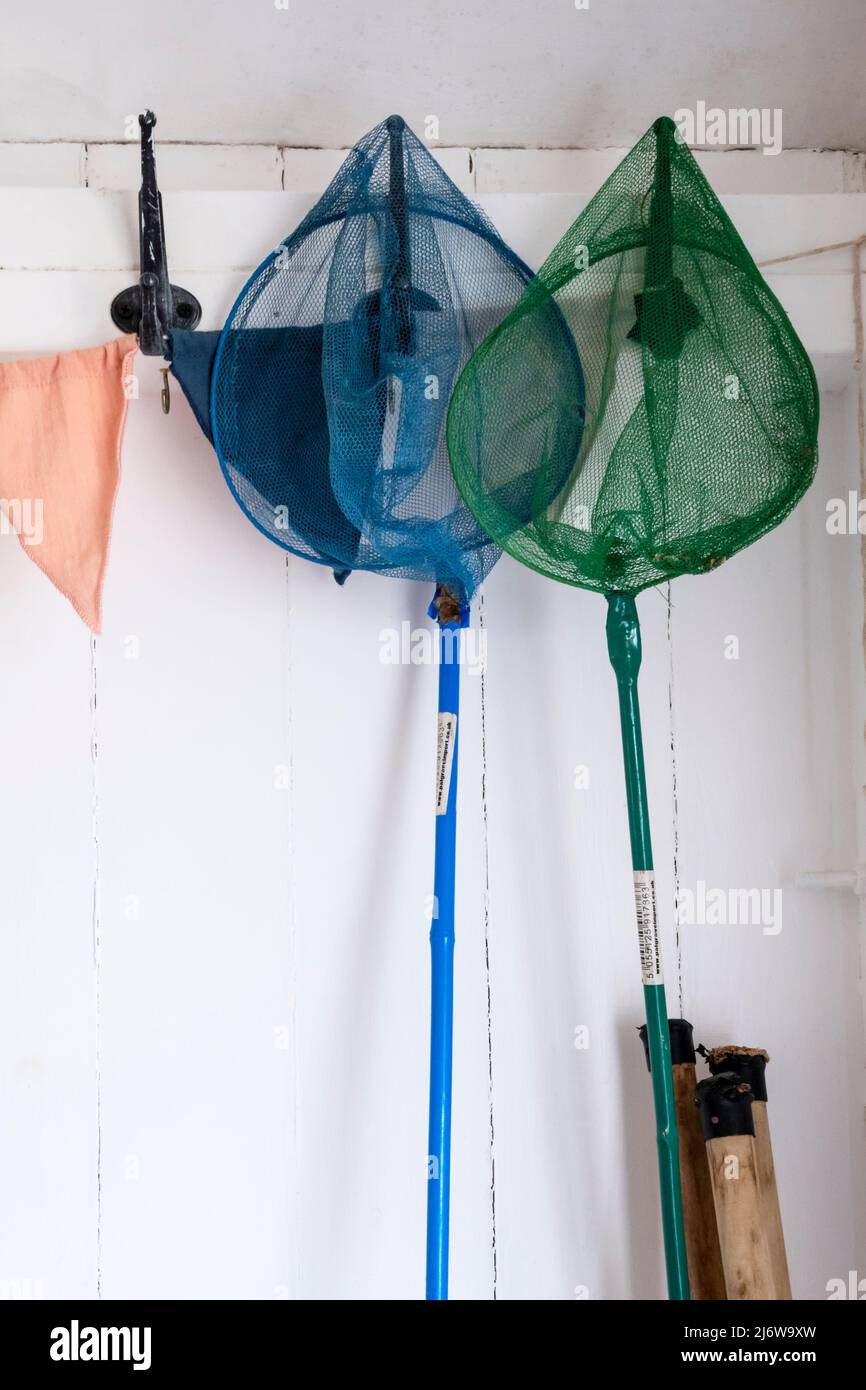 Filets de crevettes colorés pour enfants accrochés dans une cabane de plage à Wells-Next-the-Sea sur la côte nord de Norfolk. Banque D'Images