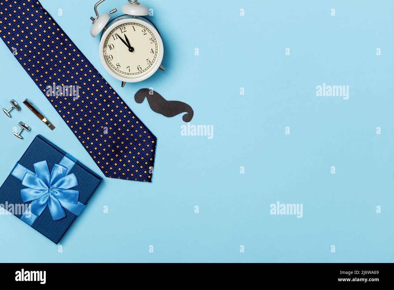 Carte postale concept de la fête des pères. Réveil boîte à cravate pour  hommes avec boutons de manchette en papier sur fond bleu Photo Stock - Alamy