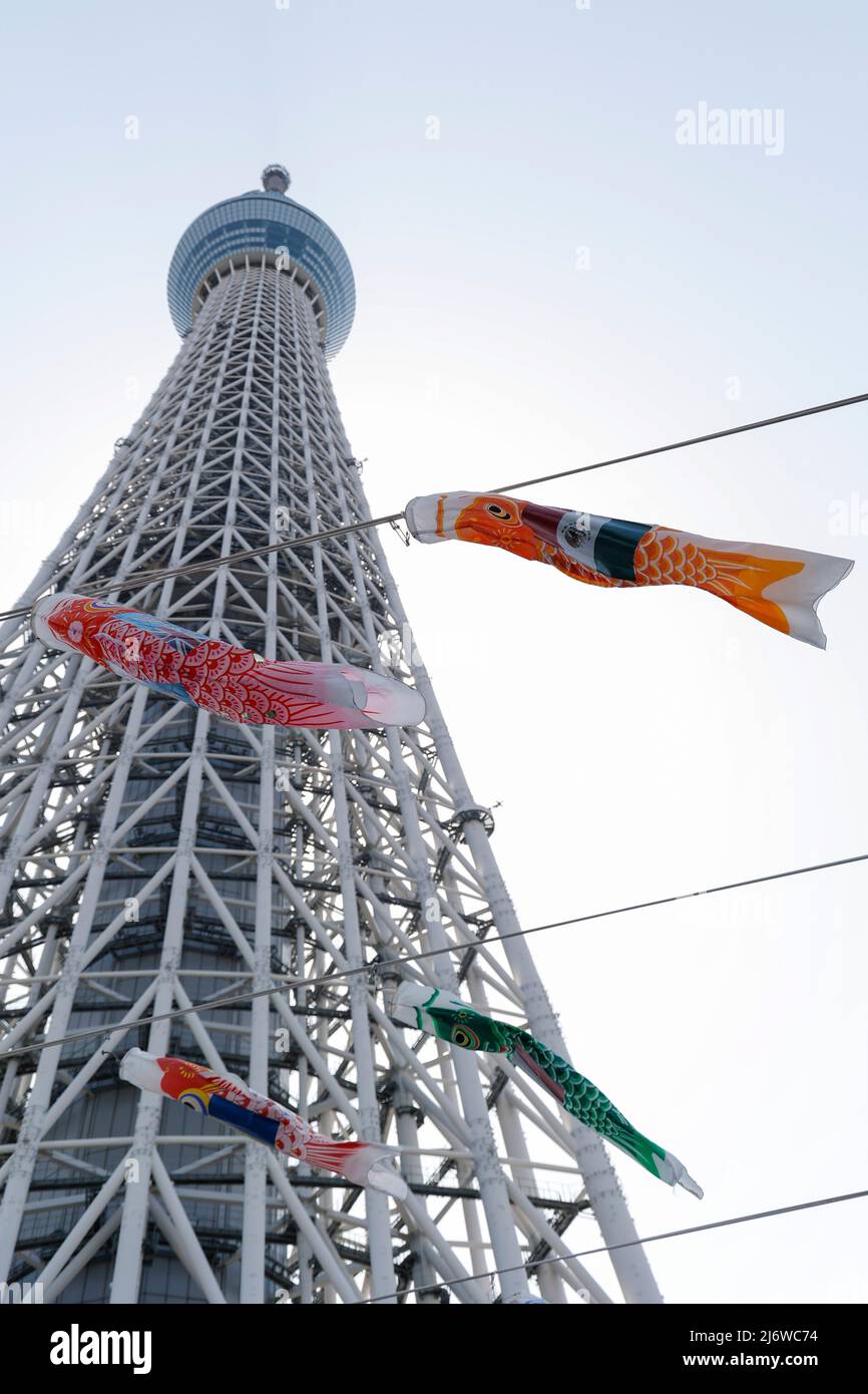 Tokyo, Japon. 4 mai 2022, Koinobori (chaussettes à vent ou banderoles en forme de carpe) pour célébrer la Journée des enfants exposée à l'extérieur de Tokyo Skytree le 4 mai 2022, à Tokyo, au Japon. Les visiteurs portant un masque facial se rassemblent pour voir les banderoles colorées en forme de carpe pendant les vacances de la semaine d'or. Au Japon, la Journée des enfants est une fête nationale célébrée le 5 mai. (Photo de Rodrigo Reyes Marin/AFLO) Banque D'Images