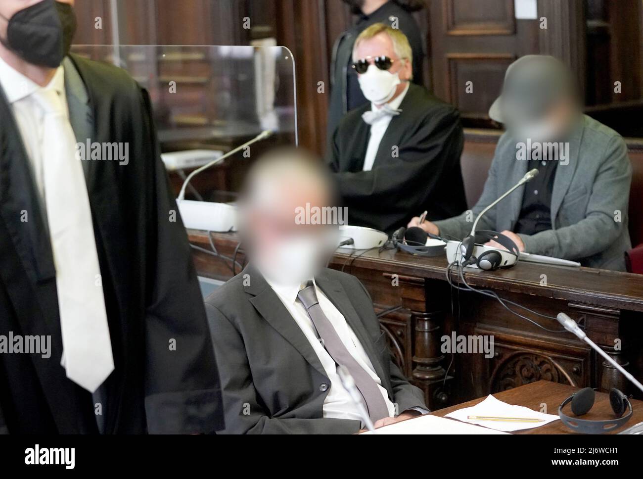 04 mai 2022, Hambourg: Les deux médecins accusés (devant et à droite) sont assis à côté de leurs avocats dans la salle d'audience de la Cour régionale, dans le bâtiment de justice pénale, au début du procès pour la mort d'un enfant après une opération. L'accusation accuse le chirurgien de 64 ans de lésions corporelles entraînant la mort et le copropriétaire de 68 ans de la pratique de l'aide et de la complicité par omission. L'homme de 64 ans aurait opéré un jeune de neuf ans sous anesthésie générale dans un cabinet médical le 14 mars 2007, afin d'améliorer la respiration nasale du garçon. Dans la salle de récupération, il a souffert Banque D'Images