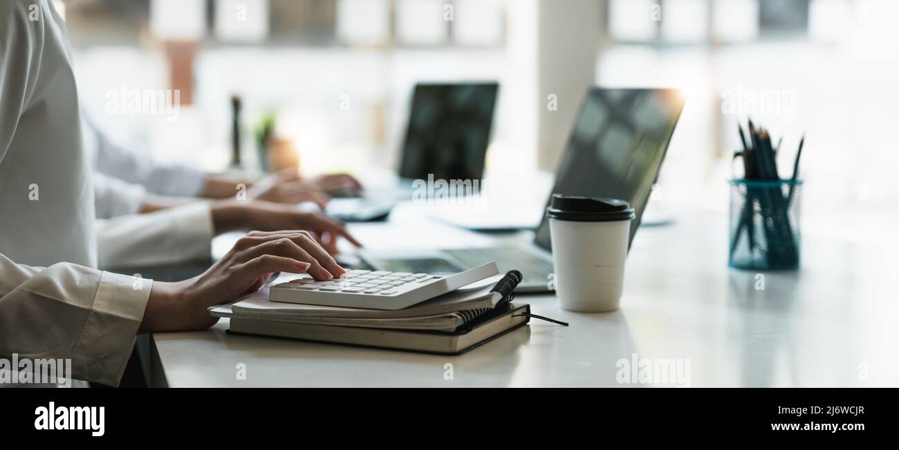 Cadre professionnel équipe d'employés d'affaires travaillant et analysant avec un nouveau projet de finances comptables, présentation d'idées et stratégie de réunion Banque D'Images