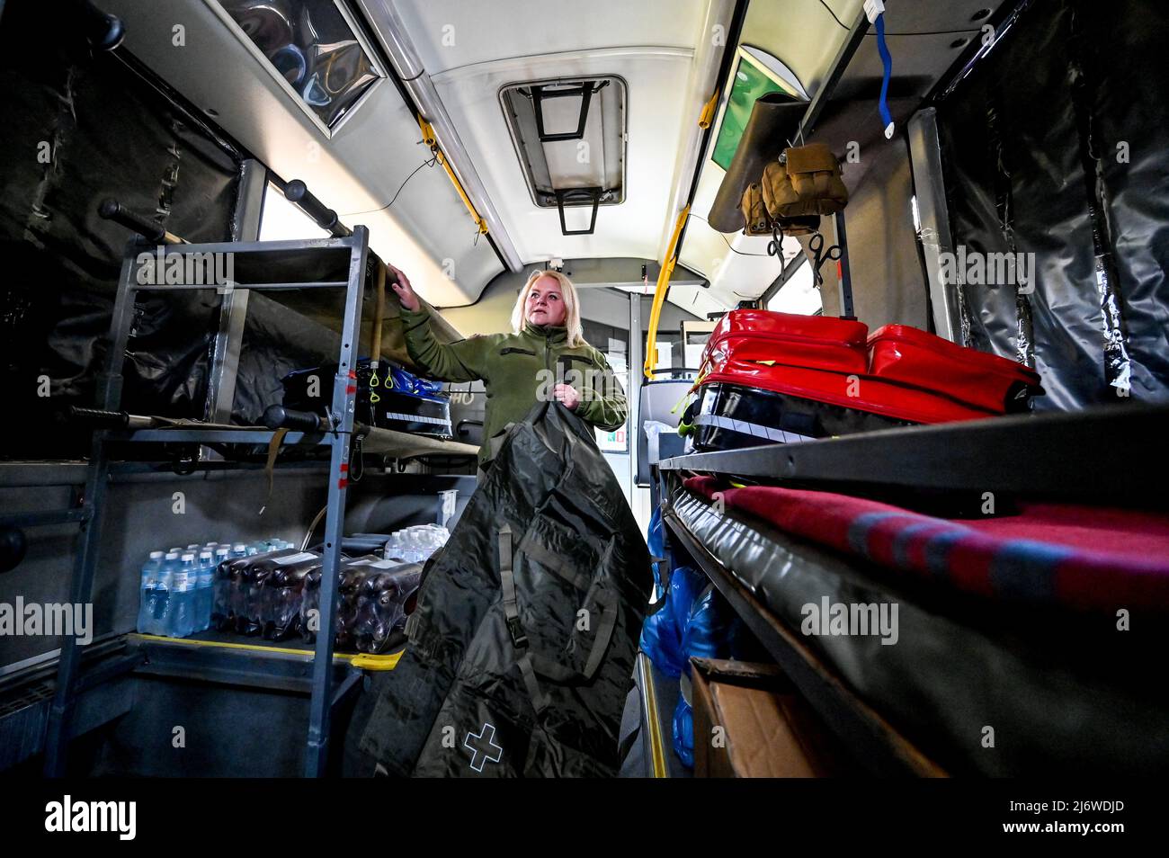 Non exclusif : ZAPORIZHHIA, UKRAINE - 2 MAI 2022 - Olena, membre de l'équipe d'évacuation médicale, examine un bus dont l'utilisation a été réutilisée lors de l'évacuation de Banque D'Images