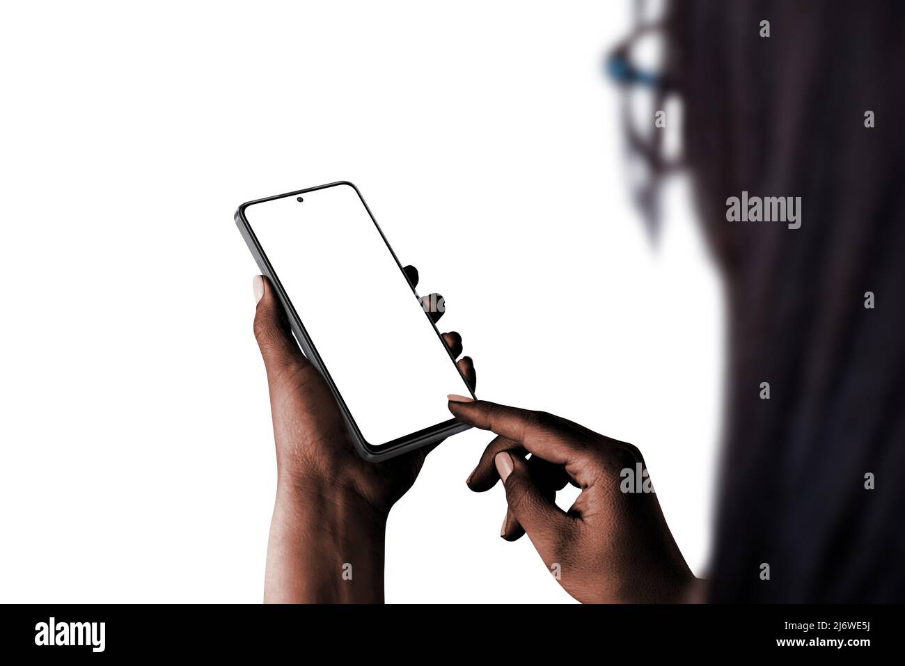 Maquette de téléphone dans la main de femme, peau sombre, faible lumière isolée. Vue sur l'épaule Banque D'Images