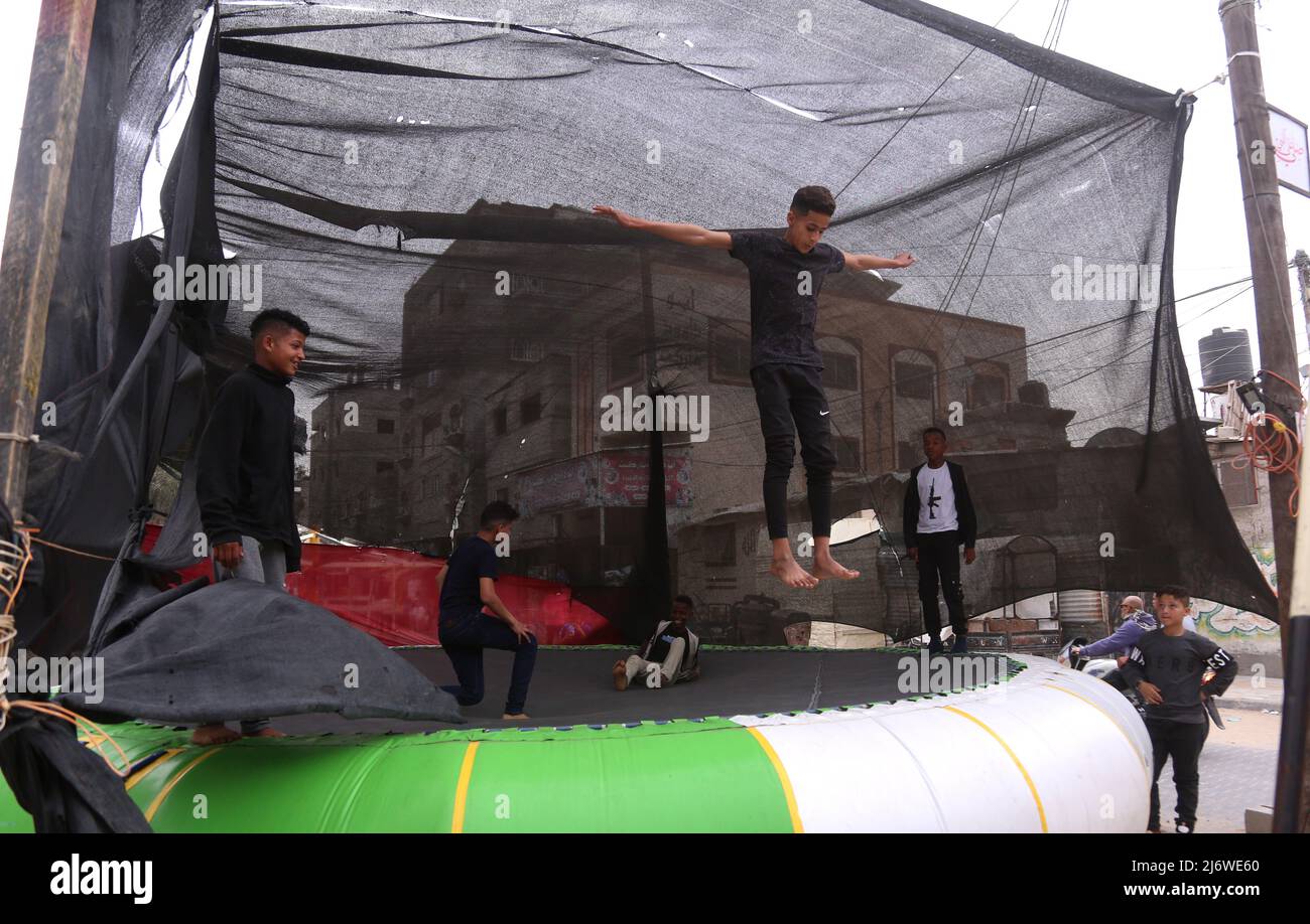 3 mai 2022, Gaza, bande de Gaza, Palestine : les enfants palestiniens célèbrent Eid al-Fitr dans la ville de Gaza. (Credit image: © Samar Abu Elof/ZUMA Press Wire) Banque D'Images