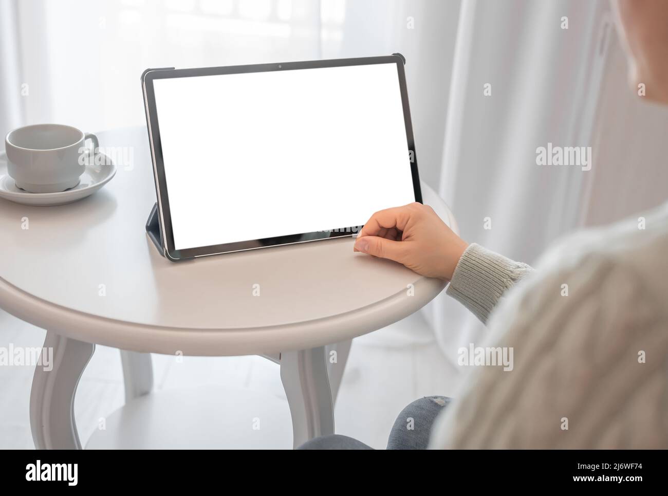 tablette maquette sur table blanche. Femme méconnaissable utilisant une ...