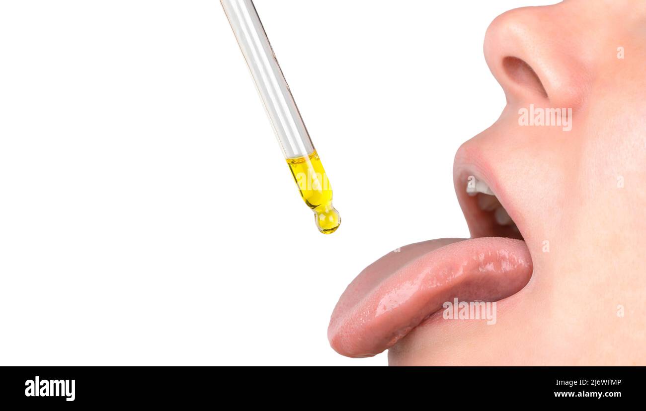 pipette à huile de langue. herbes médecine alternative et compléments alimentaires femme prenant des gouttes d'huile dans la bouche de compte-gouttes. huile médicale Banque D'Images