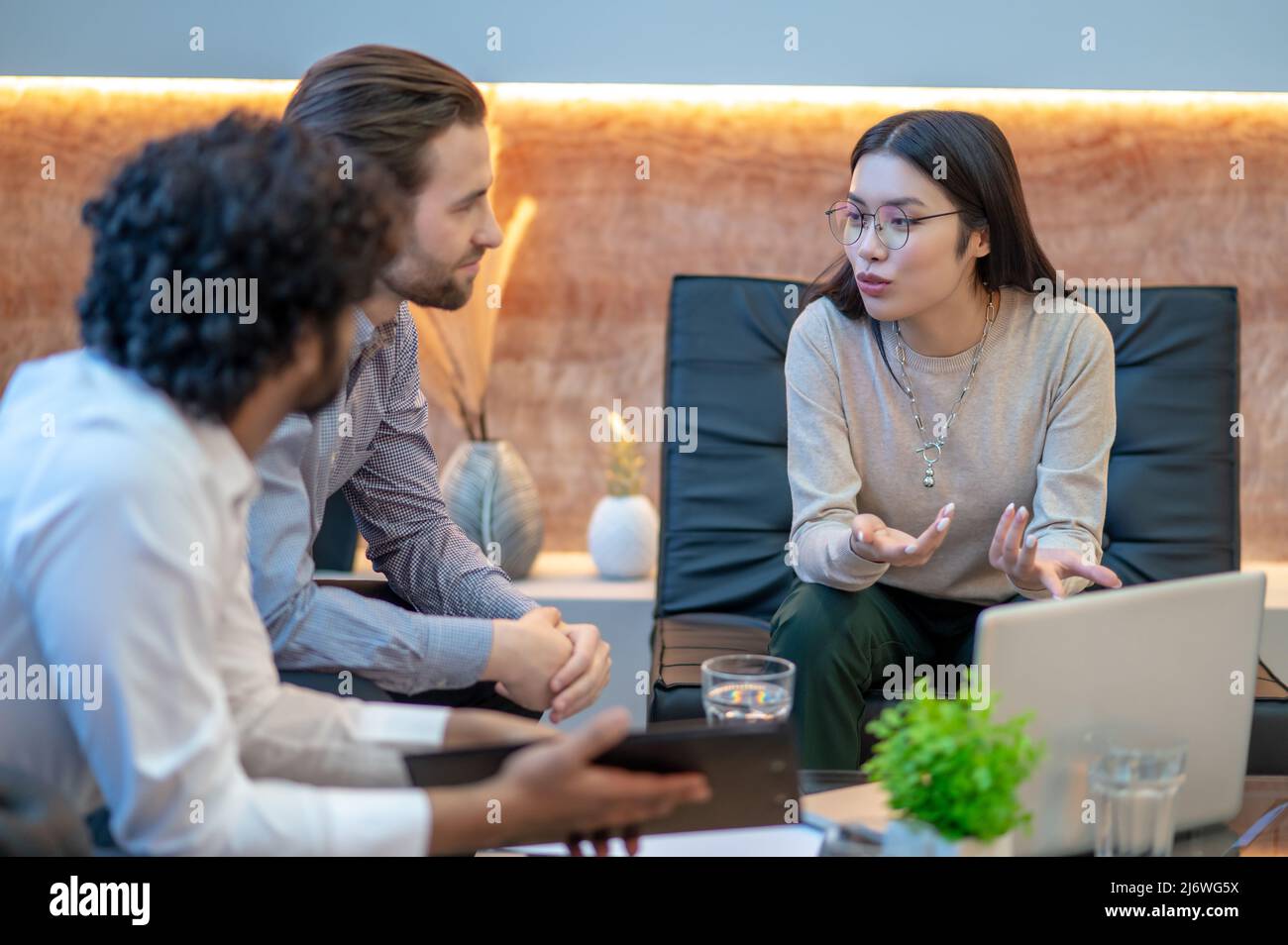 Le responsable de l'entreprise discute avec ses homologues Banque D'Images