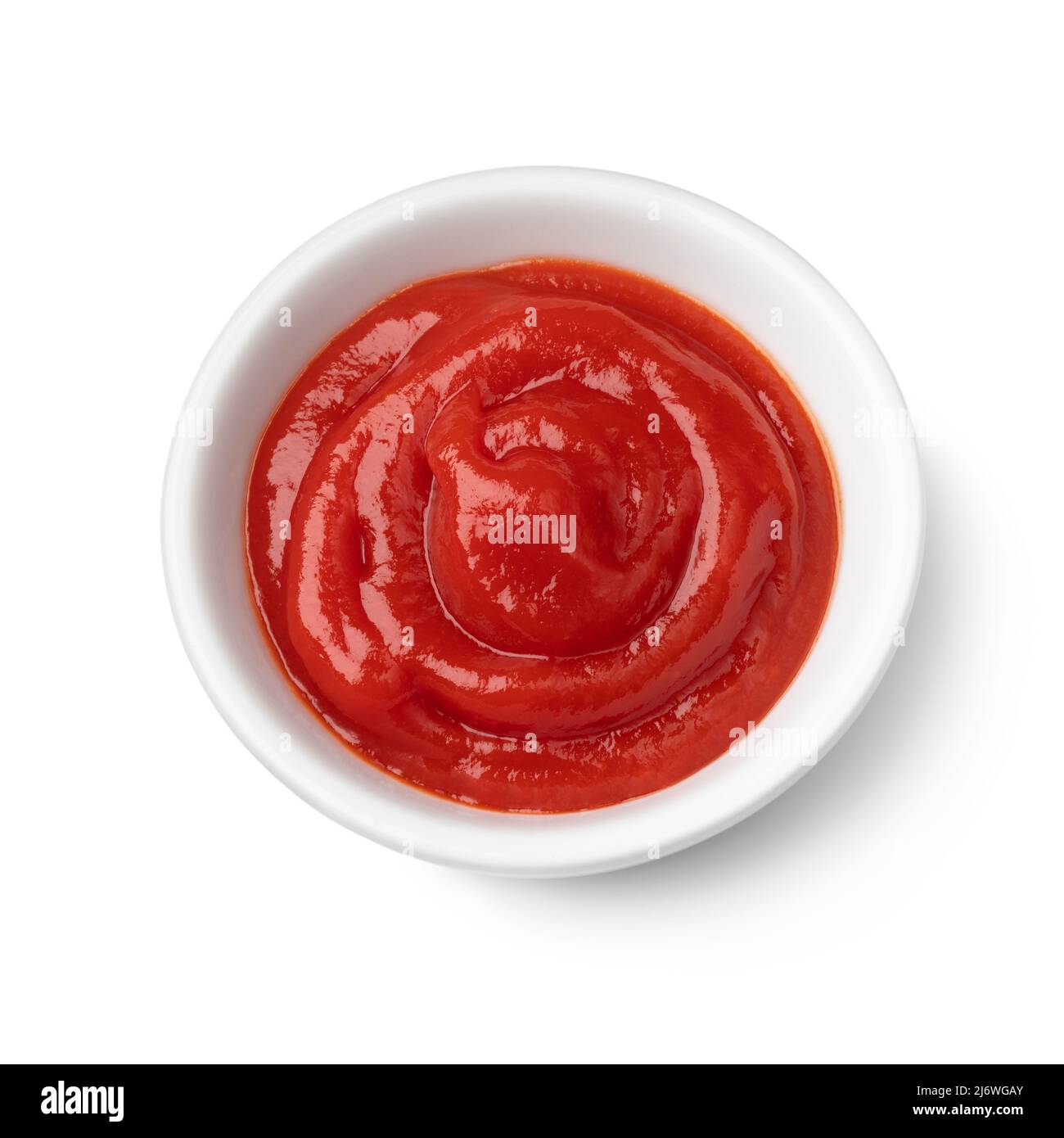 Bol avec ketchup de tomate isolé sur fond blanc Banque D'Images