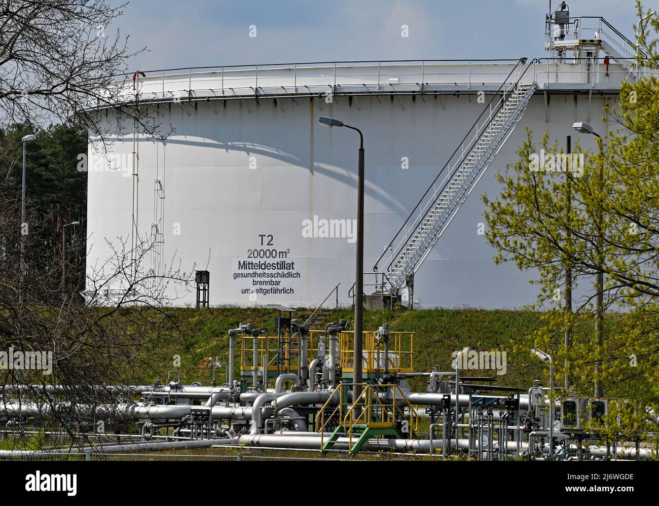 04 mai 2022, Brandebourg, Seefeld: Immense stand de conteneurs-citernes sur le site de PCK et d'elf Tanklagerbetrieb Seefeld GbR. Le pétrole brut de Russie arrive à la raffinerie de pétrole PCK à Schwedt via le pipeline « Friendship ». L'année dernière, le groupe énergétique russe Rosneft a pris en charge une grande partie de la raffinerie de pétrole PCK à Schwedt. Rosneft est le plus grand producteur de pétrole de Russie. Selon ses propres informations, la raffinerie de la région d'Uckermark traite chaque année 12 millions de tonnes de pétrole brut, ce qui en fait l'un des plus grands sites de transformation d'Allemagne. Photo: Patrick Pleul/dpa Banque D'Images