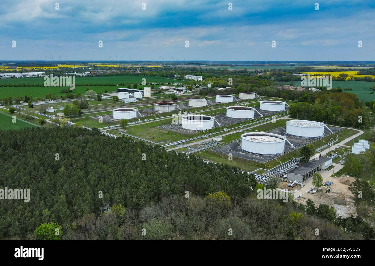 04 mai 2022, Brandebourg, Seefeld: Immense stand de conteneurs-citernes sur le site de PCK et d'elf Tanklagerbetrieb Seefeld GbR (vue aérienne prise par drone). Le pétrole brut de Russie arrive à la raffinerie de pétrole PCK à Schwedt via le pipeline « Friendship ». L'année dernière, la société russe d'énergie Rosneft a repris une grande partie de la raffinerie de pétrole PCK à Schwedt. Rosneft est le plus grand producteur de pétrole de Russie. Selon ses propres chiffres, la raffinerie de la région d'Uckermark traite 12 millions de tonnes de pétrole brut par an, ce qui en fait l'un des plus grands sites de transformation d'Allemagne. Photo: Patrick Pleul/dpa Banque D'Images