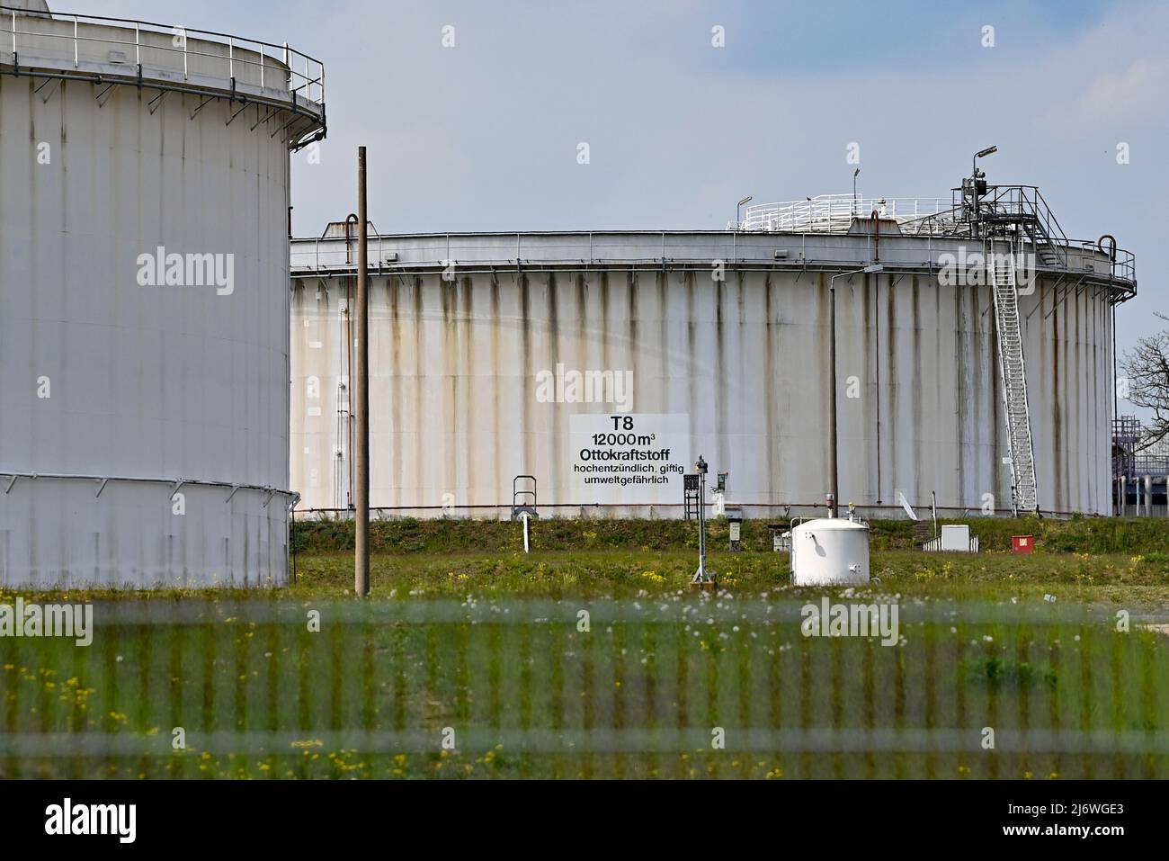 04 mai 2022, Brandebourg, Seefeld: Immense stand de conteneurs-citernes sur le site de PCK et d'elf Tanklagerbetrieb Seefeld GbR. Le pétrole brut de Russie arrive à la raffinerie de pétrole PCK à Schwedt via le pipeline « Friendship ». L'année dernière, le groupe énergétique russe Rosneft a pris en charge une grande partie de la raffinerie de pétrole PCK à Schwedt. Rosneft est le plus grand producteur de pétrole de Russie. Selon ses propres informations, la raffinerie de la région d'Uckermark traite chaque année 12 millions de tonnes de pétrole brut, ce qui en fait l'un des plus grands sites de transformation d'Allemagne. Photo: Patrick Pleul/dpa Banque D'Images