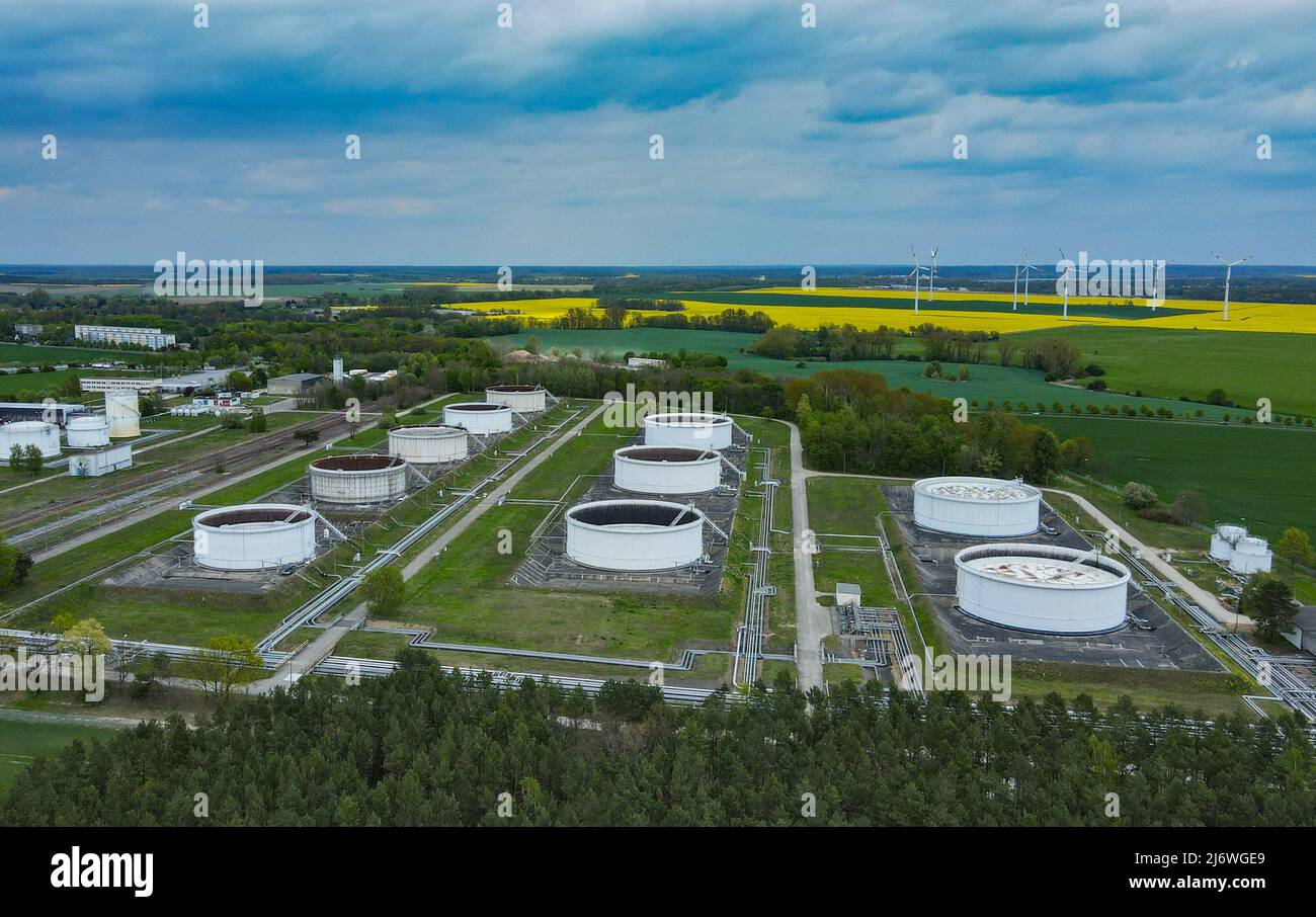 04 mai 2022, Brandebourg, Seefeld: Immense stand de conteneurs-citernes sur le site de PCK et d'elf Tanklagerbetrieb Seefeld GbR (vue aérienne prise par drone). Le pétrole brut de Russie arrive à la raffinerie de pétrole PCK à Schwedt via le pipeline « Friendship ». L'année dernière, la société russe d'énergie Rosneft a repris une grande partie de la raffinerie de pétrole PCK à Schwedt. Rosneft est le plus grand producteur de pétrole de Russie. Selon ses propres informations, la raffinerie de la région d'Uckermark traite chaque année 12 millions de tonnes de pétrole brut, ce qui en fait l'un des plus grands sites de transformation d'Allemagne. Photo: Patrick Pleul/dpa Banque D'Images