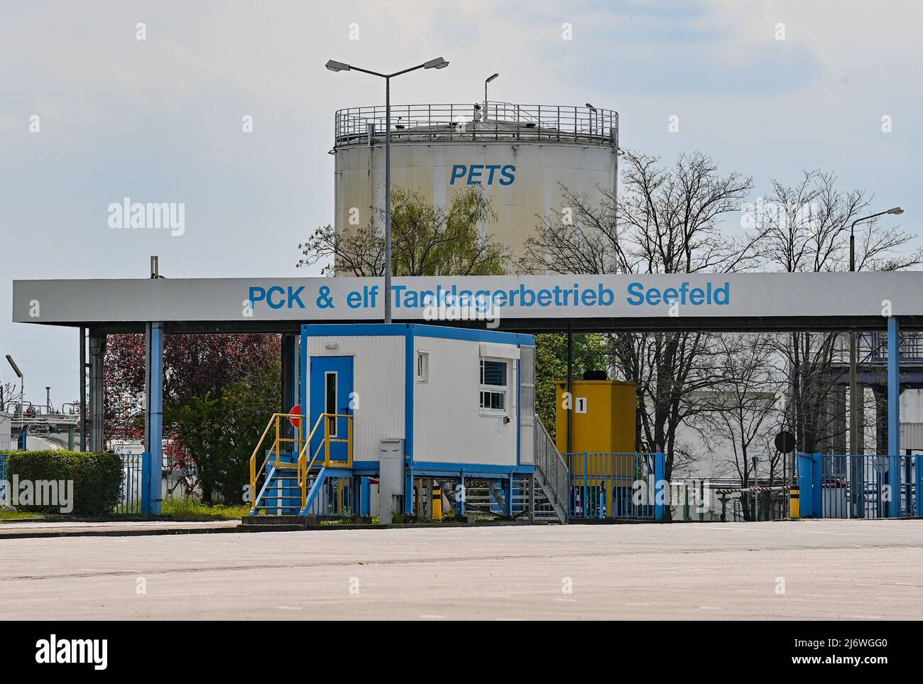 04 mai 2022, Brandebourg, Seefeld: L'entrée principale du site de PCK et de l'elfe Tanklagerbetrieb Seefeld GbR. Le pétrole brut de Russie arrive à la raffinerie de pétrole PCK à Schwedt via le pipeline « Friendship ». L'année dernière, le groupe énergétique russe Rosneft a pris en charge une grande partie de la raffinerie de pétrole PCK à Schwedt. Rosneft est le plus grand producteur de pétrole de Russie. Selon ses propres informations, la raffinerie de la région d'Uckermark traite chaque année 12 millions de tonnes de pétrole brut, ce qui en fait l'un des plus grands sites de transformation d'Allemagne. Photo: Patrick Pleul/dpa Banque D'Images