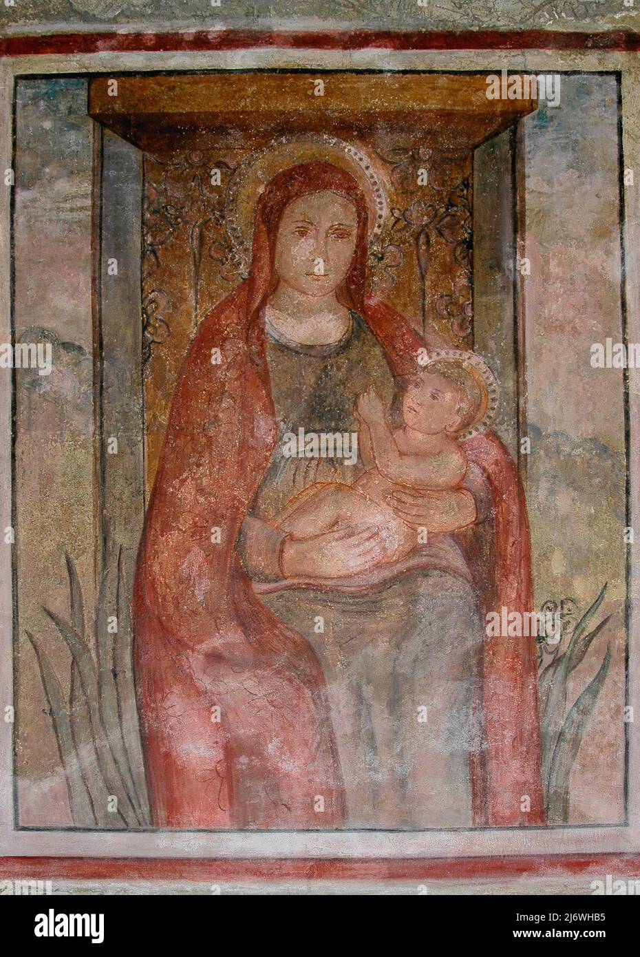 Madonna et l'enfant. Fresque, peinte au début de 1500s. Sous portique voûté en face de la Chiesa di Santa Maria Maggiore, à Sirmione, Lombardie, Italie. L'église, consacrée en 1512, est également connue sous le nom de Santa Maria della Neve. Banque D'Images