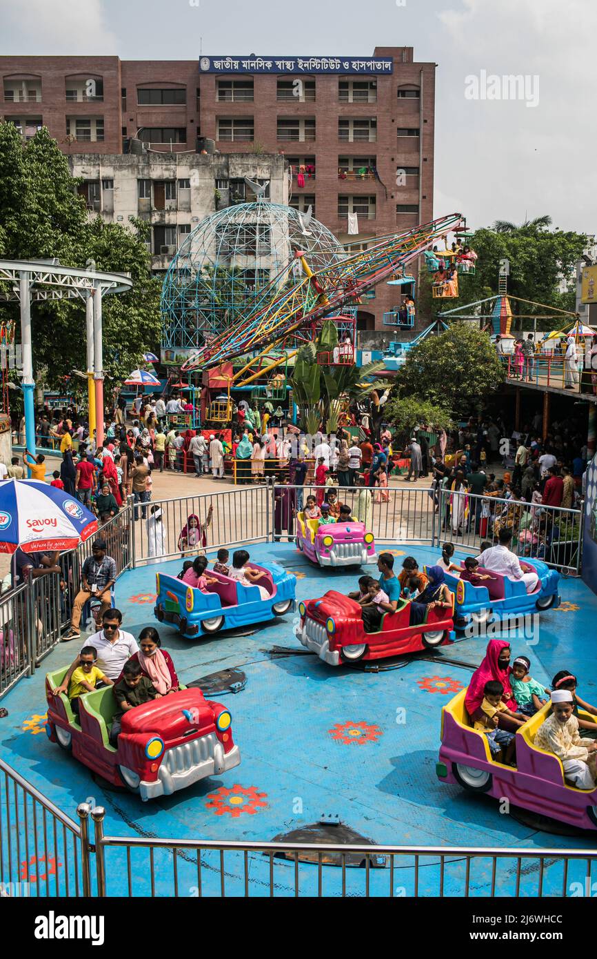 Dhaka, Bangladesh, 04/05/2022, personnes vues en visite au pays des merveilles de la DNCC (Shishu Mela) pendant les vacances de l'Eid. Sans aucune restriction, tous les centres d'amusement ouverts pour accueillir plus de personnes pour la première fois depuis que Covid-19 a frappé le pays, le gouvernement a permis aux lieux touristiques, les centres communautaires et les parcs d'attractions de reprendre les services. Banque D'Images