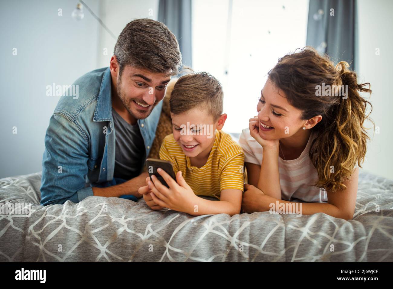 Une bonne famille s'amuser ensemble à la maison. Concept d'enfance heureuse Banque D'Images