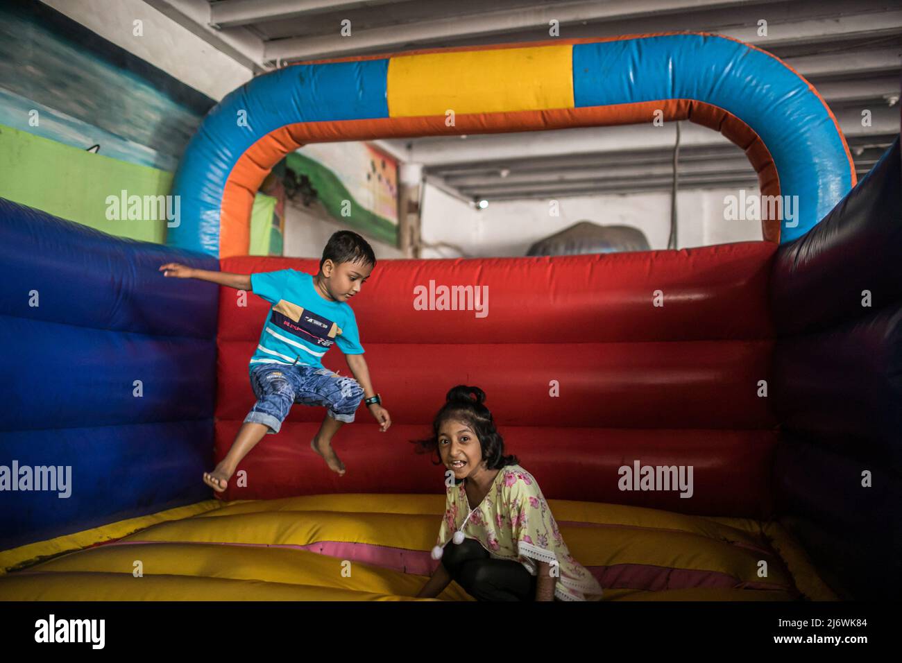 Les enfants ont vu jouer dans un parc d'attractions pendant les vacances d'Eid. Sans aucune restriction, tous les centres d'amusement ouverts pour accueillir plus de personnes pour la première fois depuis que Covid-19 a frappé le pays, le gouvernement a permis aux lieux touristiques, les centres communautaires et les parcs d'attractions de reprendre les services. (Photo de Sazzad Hossain / SOPA Images / Sipa USA) Banque D'Images