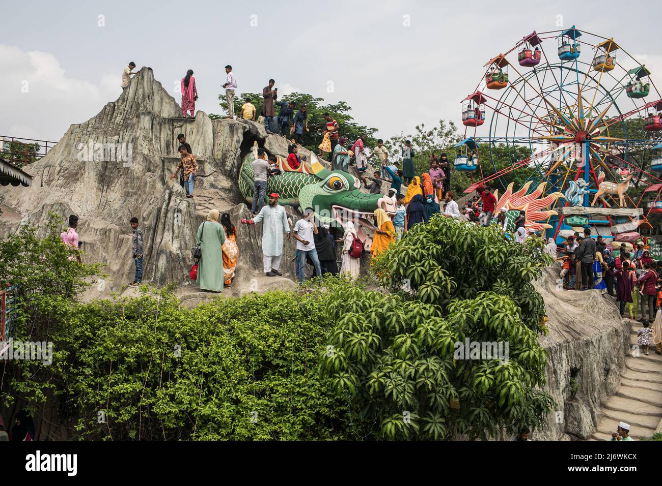 Les gens ont vu visiter le pays des merveilles de la DNCC (Shishu Mela) pendant les vacances d'Eid. Sans aucune restriction, tous les centres d'amusement ouverts pour accueillir plus de personnes pour la première fois depuis que Covid-19 a frappé le pays, le gouvernement a permis aux lieux touristiques, les centres communautaires et les parcs d'attractions de reprendre les services. (Photo de Sazzad Hossain / SOPA Images / Sipa USA) Banque D'Images