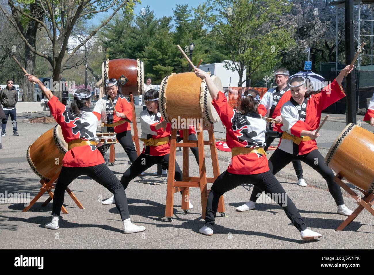 Les membres du groupe de tambours japonais américains Soh Daiko se sont produits à la fête de Sakura Matsuri où se sont produits des cerisiers en fleurs sur le parc Corona de Flushing Meadows, NY Banque D'Images