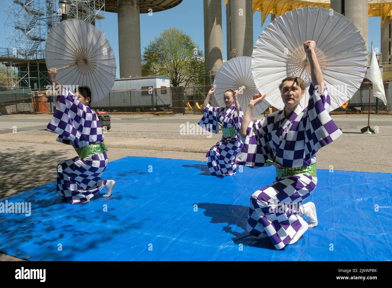 Membres de l'institut de danse folklorique japonaise lors de la célébration Sakura Matsuri des cerisiers en fleurs et de l'amitié japonaise américaine. À Queens, New York. Banque D'Images