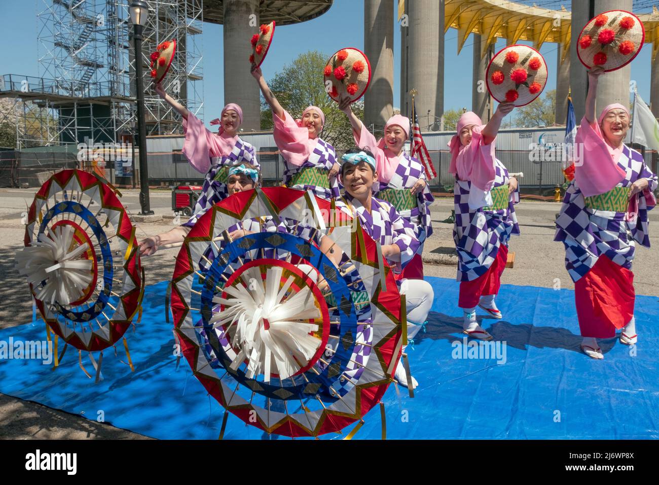 Membres de l'institut de danse folklorique japonaise lors de la célébration Sakura Matsuri des cerisiers en fleurs et de l'amitié japonaise américaine. À Queens, New York. Banque D'Images