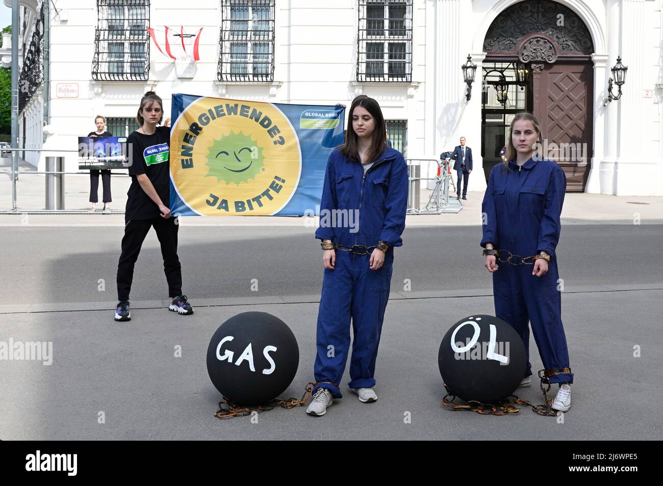 Vienne, Autriche. 4th mai 2022. Les écologistes protestent devant la Chancellerie fédérale contre l'inaction dans la transition énergétique. Avant le Conseil des ministres d'aujourd'hui, l'organisation de protection de l'environnement GLOBAL 2000 appelle à un paquet de transition énergétique pour éliminer progressivement le gaz et le pétrole. Banque D'Images