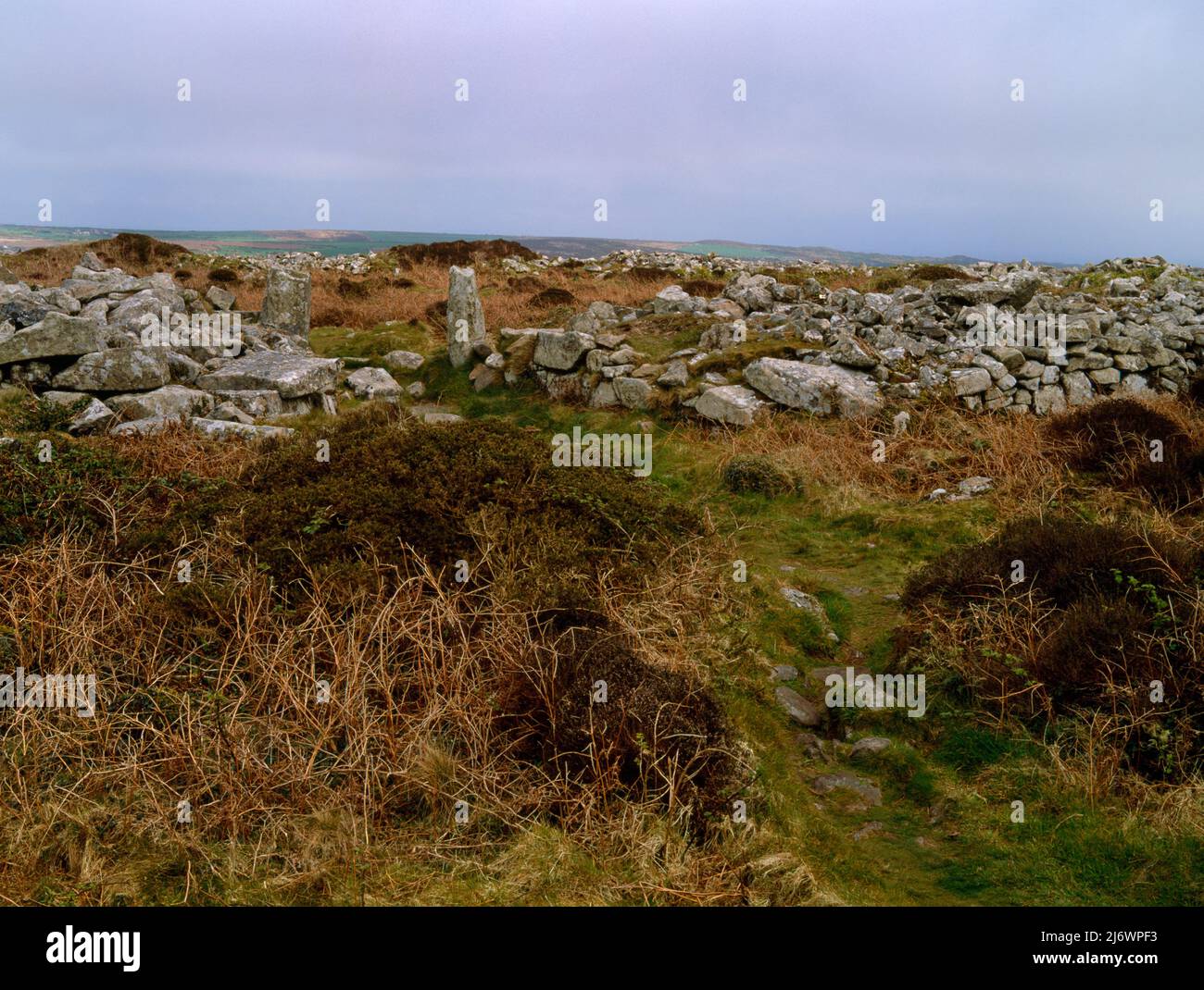 Vue ESE du château de Chun Iron Age Ring fort (colonie fortifiée) Morvah, Cornouailles, Angleterre, montrant les entrées par les murs extérieurs et intérieurs en pierre. Banque D'Images