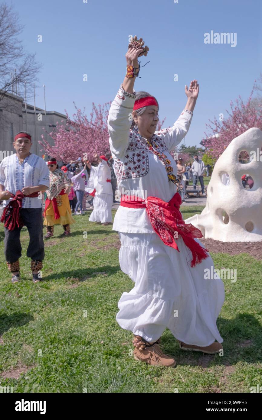 Les danseurs du Calpulli Mexican Dance Group expriment leur gratitude à la Terre à l'anniversaire d'Escuelita en Casa. Dans Queens, NW York City. Banque D'Images