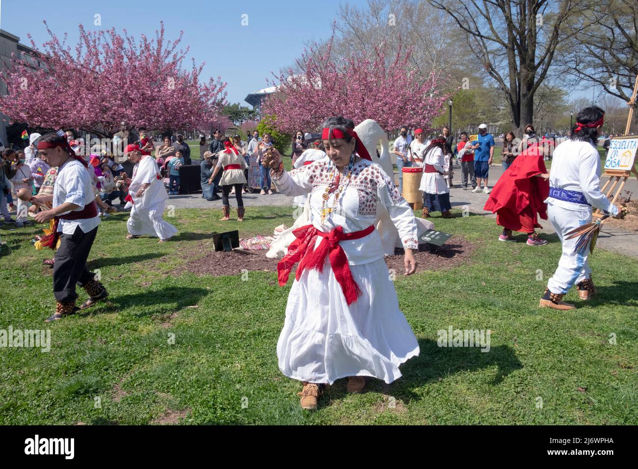 Les danseurs du Calpulli Mexican Dance Group expriment leur gratitude à la Terre à l'anniversaire d'Escuelita en Casa. Dans Queens, NW York City. Banque D'Images