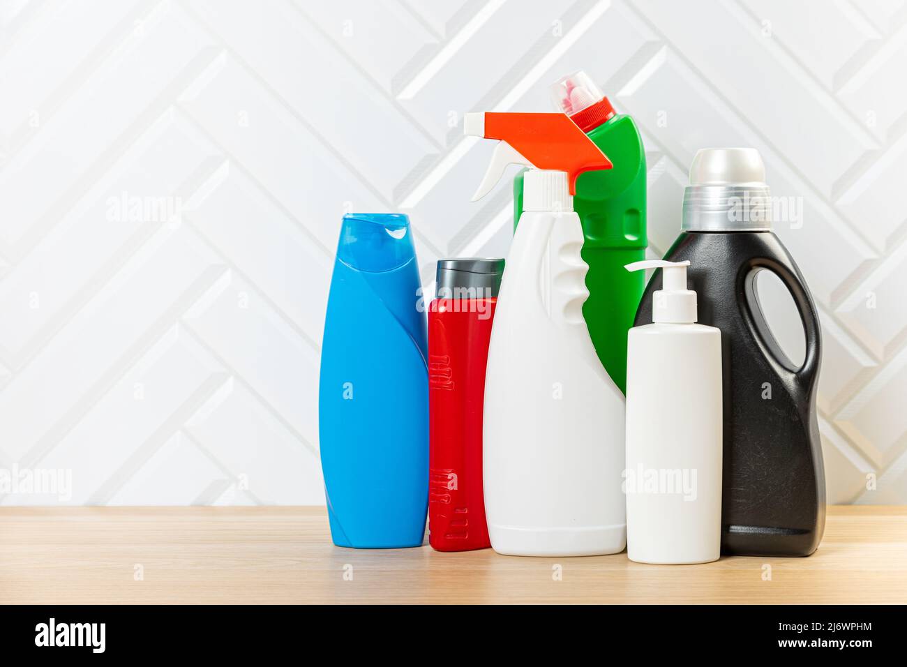 Bouteilles de nettoyage pour différentes surfaces dans la cuisine, la salle de bains et d'autres chambres. Nettoyage régulier du printemps. Mettez en place les produits de nettoyage pour la maison Banque D'Images