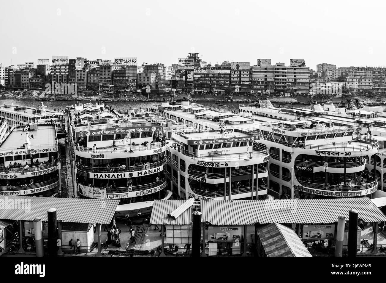 Belle station de lancement sur la rive connue sous le nom de Sadoghat plus grande station de lancement de Dhaka, Bangladesh, Asie du Sud le 1 mai 2022. Banque D'Images