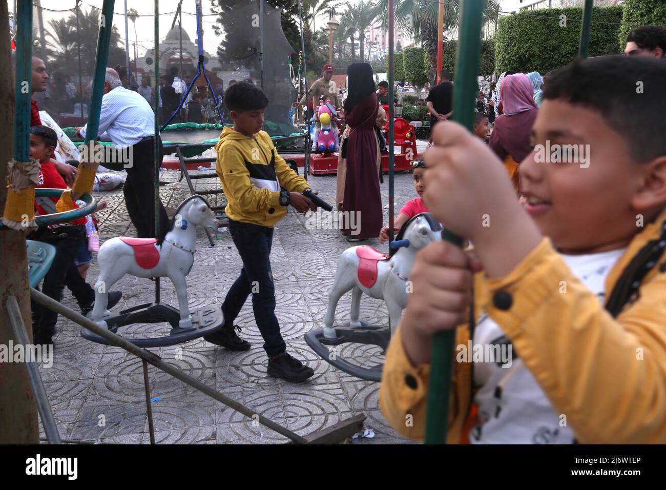 3 mai 2022, Gaza, bande de Gaza, Palestine : les enfants palestiniens célèbrent Eid al-Fitr dans la ville de Gaza. (Credit image: © Samar Abu Elof/ZUMA Press Wire) Banque D'Images