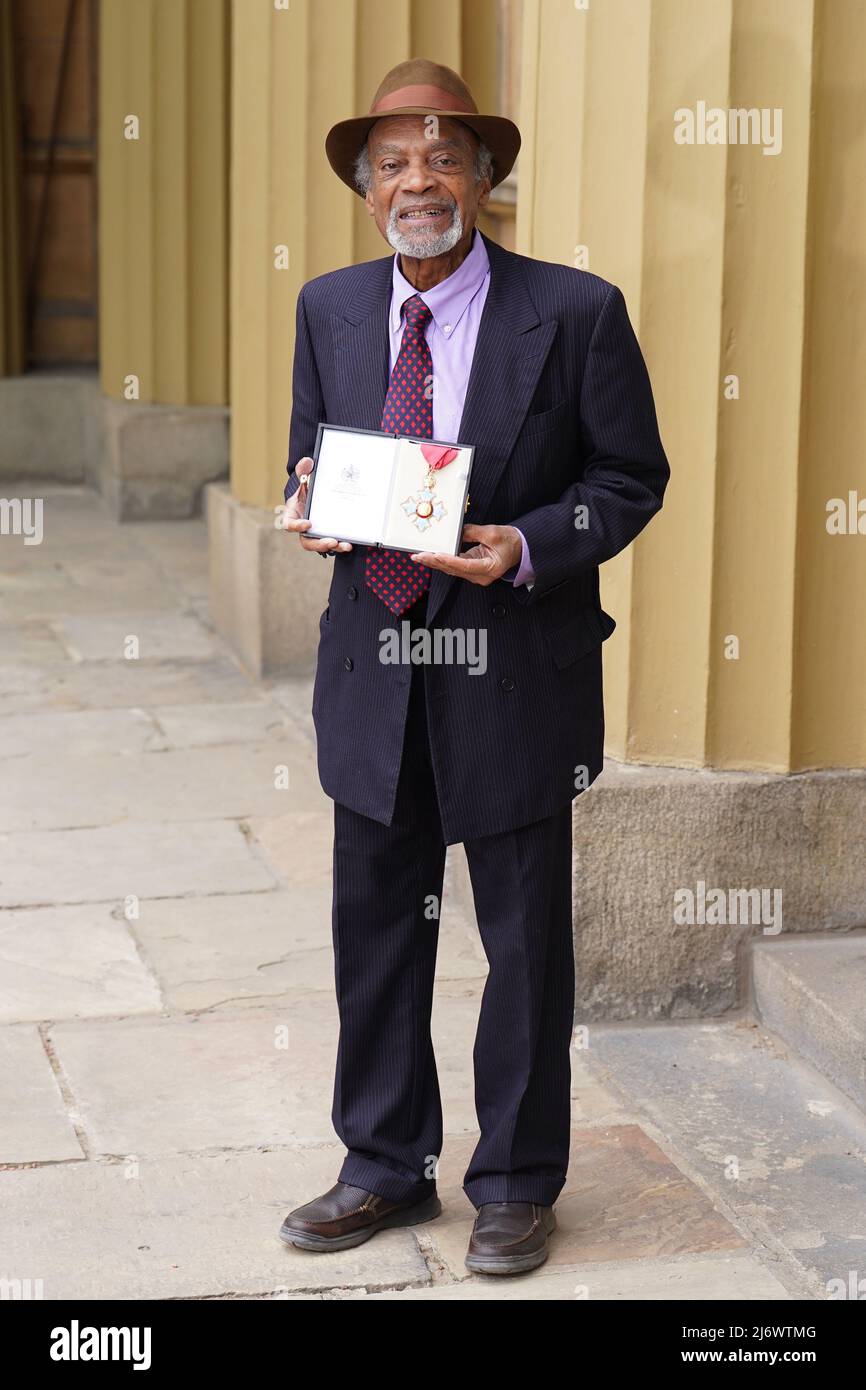 RAM John Holder après avoir reçu un CBE lors d'une cérémonie d'investiture  à Buckingham Palace à Londres. Date de la photo: Mercredi 4 mai 2022 Photo  Stock - Alamy