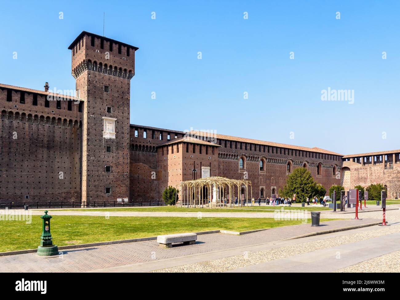 La Torre di Bona di Savoia dans le Castello Sforzesco (château de Sforza) à Milan, en Italie, vue de la cour extérieure par une journée ensoleillée. Banque D'Images La Torre di Bona di Savoia dans le Castello Sforzesco (château de Sforza) à Milan, en Italie, vue de la cour extérieure par une journée ensoleillée. Banque D'Images