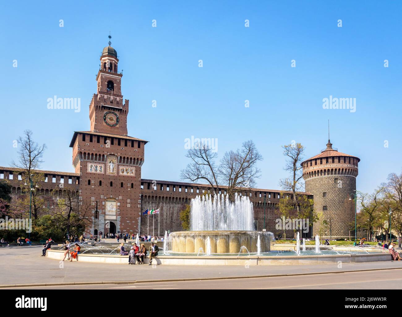 Entrée principale du Castello Sforzesco (château de Sforza) à Milan, Italie, vue de la piazza Castello avec la fontaine et la Torre del Filarete. Banque D'Images Entrée principale du Castello Sforzesco (château de Sforza) à Milan, Italie, vue de la piazza Castello avec la fontaine et la Torre del Filarete. Banque D'Images