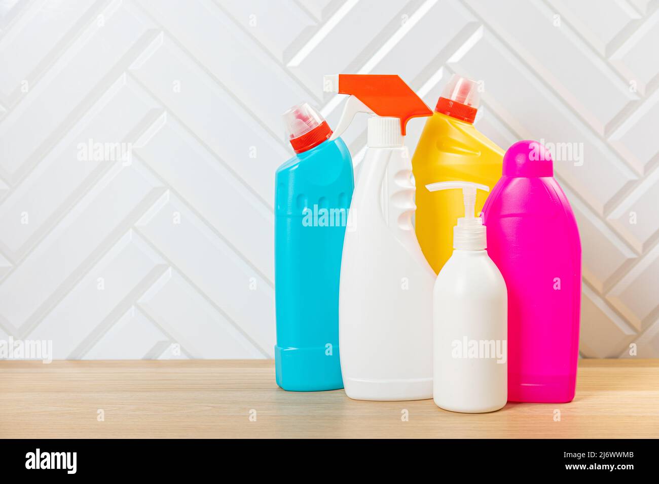Bouteilles de nettoyage pour différentes surfaces dans la cuisine, la salle de bains et d'autres chambres. Nettoyage régulier du printemps. Mettez en place les produits de nettoyage pour la maison Banque D'Images