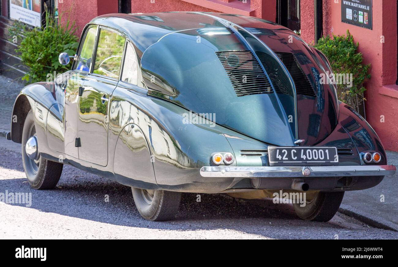 Voiture d'époque tchécoslovaque Tatra87 peinte en vert Banque D'Images