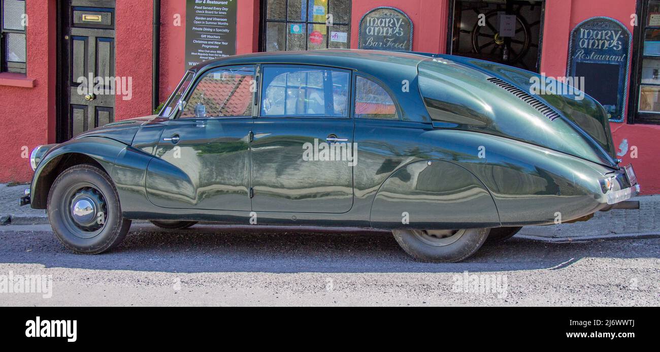 Voiture d'époque tchécoslovaque Tatra87 peinte en vert Banque D'Images