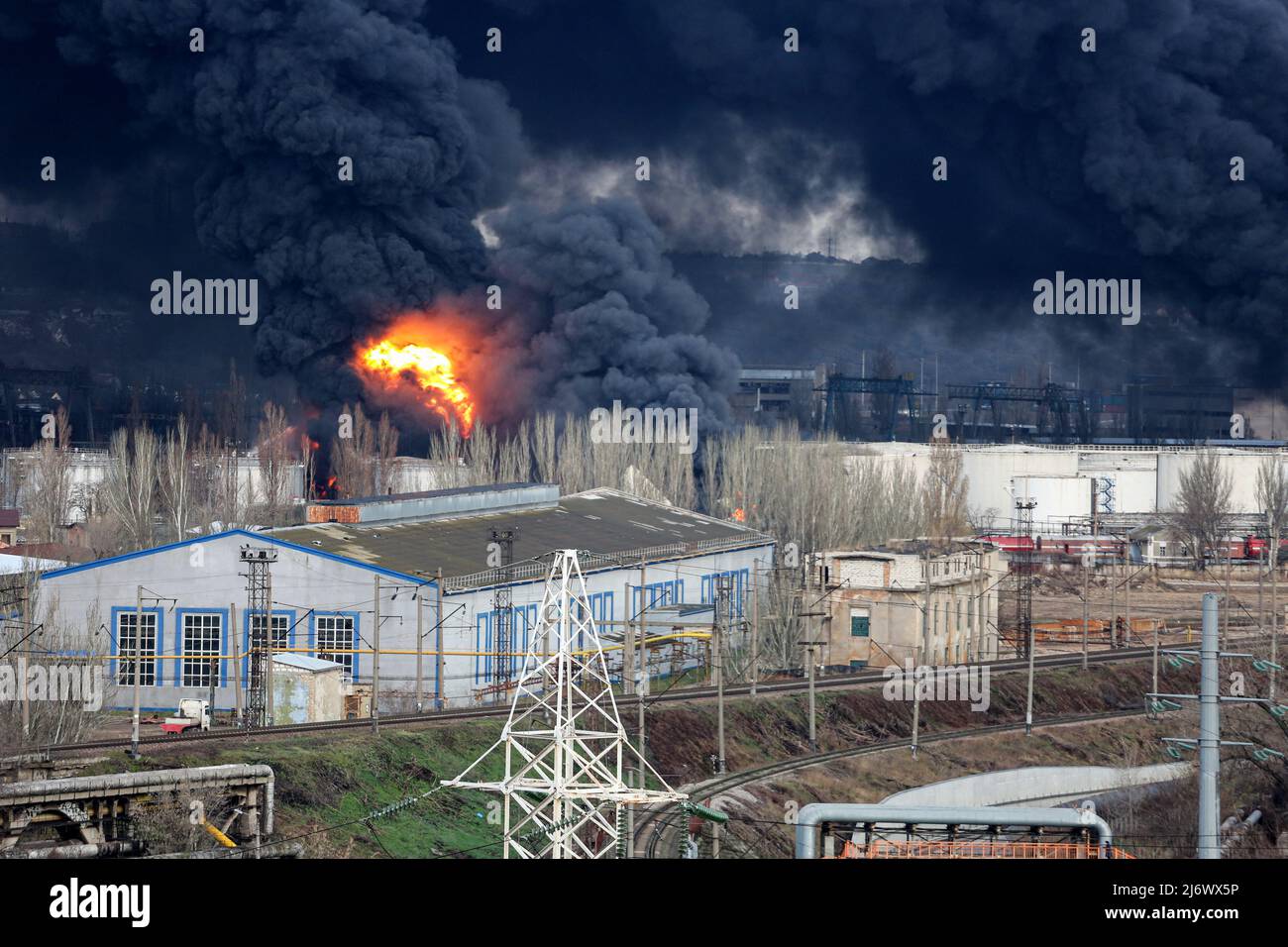 De grandes bouffées de fumée et de feu noires ont été vues lorsque des missiles russes ont frappé une installation de stockage de pétrole. Guerre de la Russie contre l'Ukraine.incendie au dépôt de pétrole causé par des missiles russes 03 avril 2022. Banque D'Images