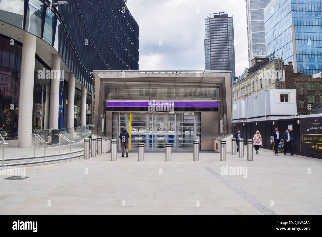 Londres, Royaume-Uni. 4th mai 2022. Nouvelle entrée à la gare de Liverpool Street. Elizabeth Line, le nouveau service ferroviaire et la ligne de métro Crossrail de Londres, est prévu pour ouvrir le 24th mai après de nombreux retards. La construction de la ligne a commencé en 2009 et a été initialement prévue pour ouvrir en 2018. Credit: Vuk Valcic/Alamy Live News Banque D'Images