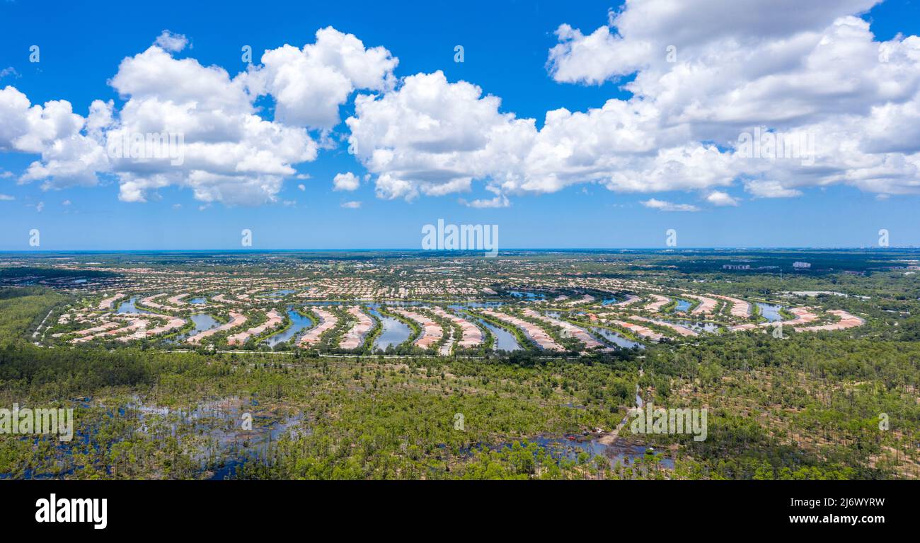 Verona Walk Gated Community in Naples Aerial Drone image de l'est à l'ouest Banque D'Images