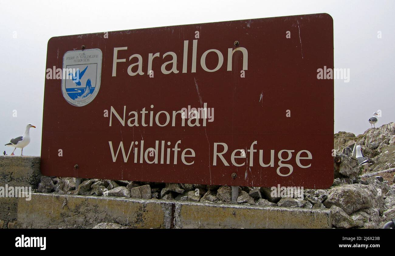Panneau indiquant la réserve naturelle nationale de Farallon sur les îles de Farallon au large de la côte de Californie. Banque D'Images