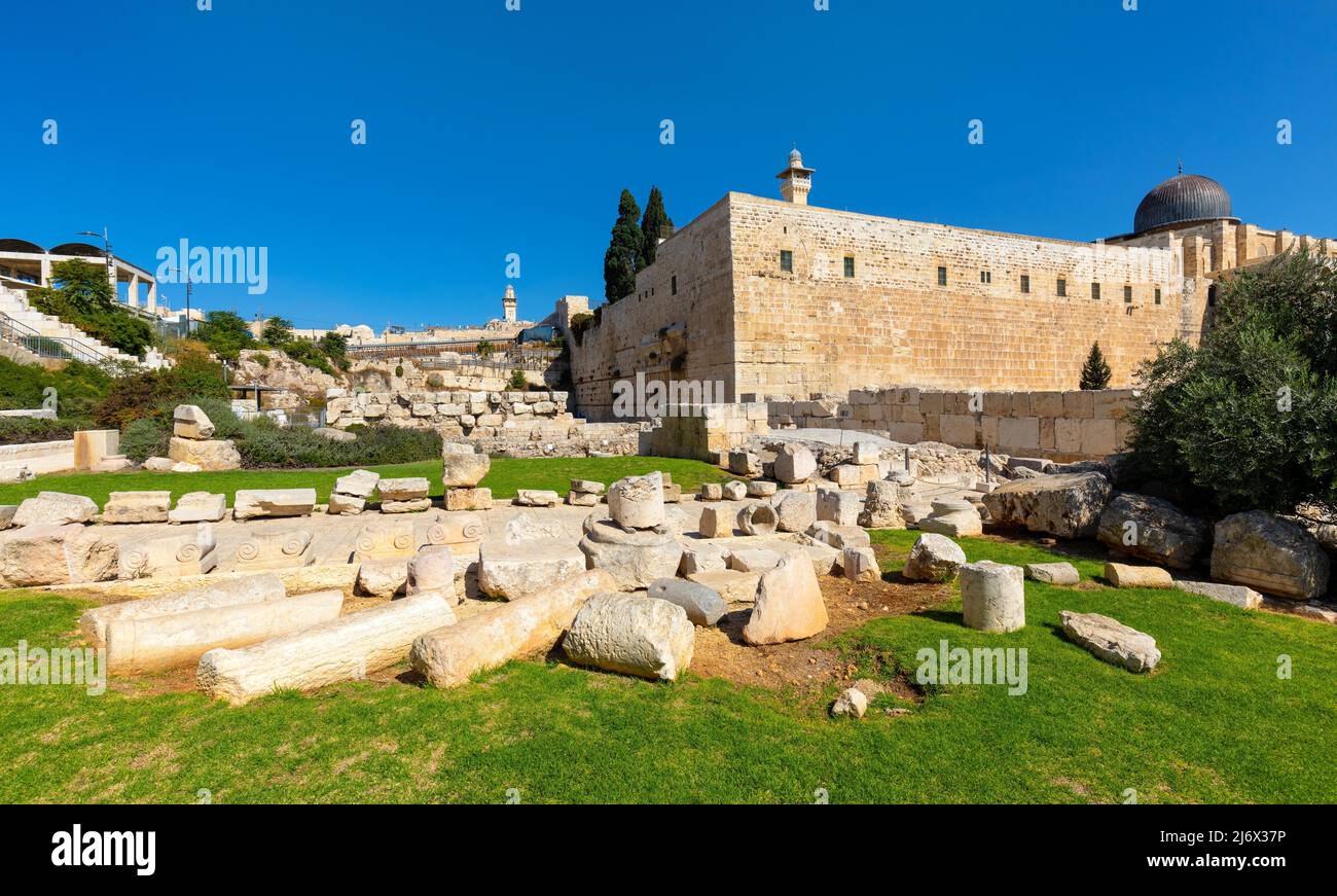 Jérusalem, Israël - 13 octobre 2017 : coin sud-est des murs du mont du Temple avec la mosquée Al-Aqsa et le parc archéologique d'excavation du Davidson Center Banque D'Images