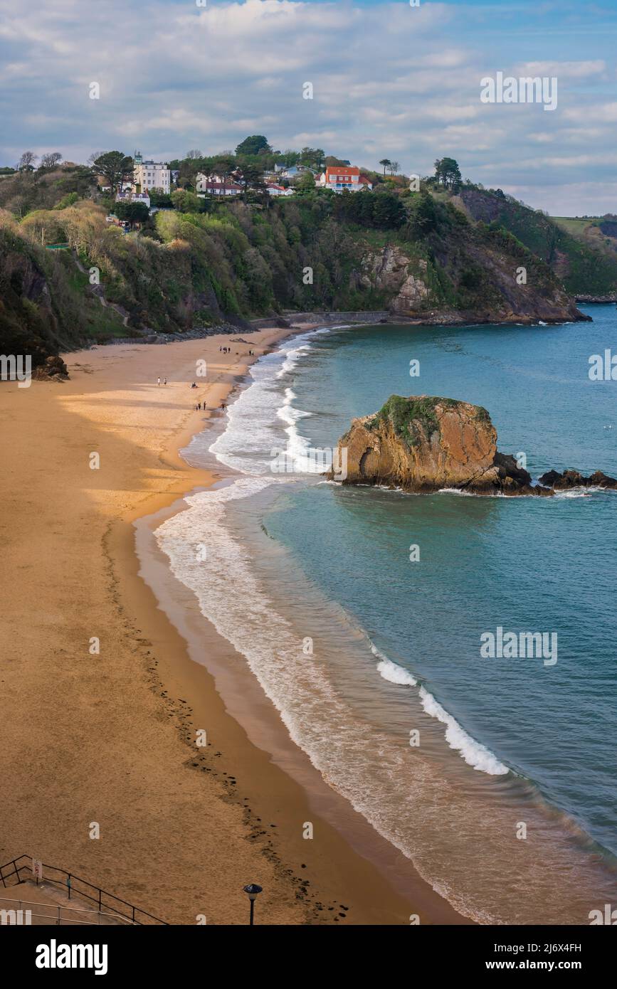 Tenby North Beach, vue sur North Beach à Tenby avec sa formation rocheuse distinctive - Goskar Rock - située sur la plage, Pembrokeshire. Banque D'Images