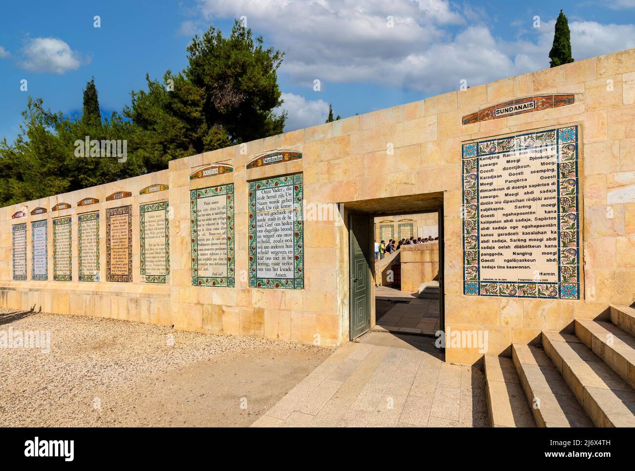 Jérusalem, Israël - 13 octobre 2017 : cloîtres et sanctuaires de l'église du Pater Noster - Sanctuaire d'Eleona dans le monastère de Carmélite sur le Mont d'Oli Banque D'Images