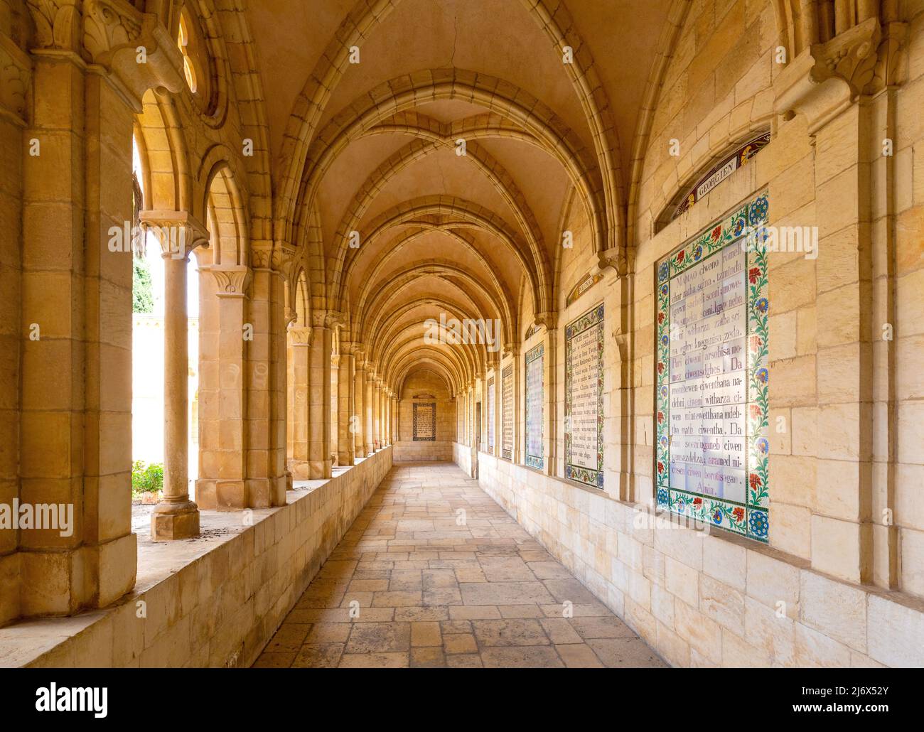 Jérusalem, Israël - 13 octobre 2017 : cloîtres et sanctuaires de l'église du Pater Noster - Sanctuaire d'Eleona dans le monastère de Carmélite sur le Mont d'Oli Banque D'Images