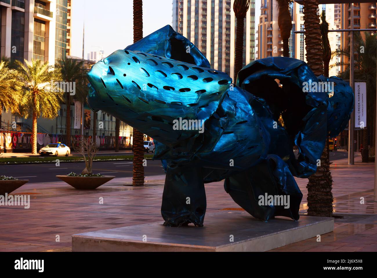 Kunstwerk eines Künstlers aus Eisen, Stahl und Metall in den Straßen von Dubai Downtown Banque D'Images
