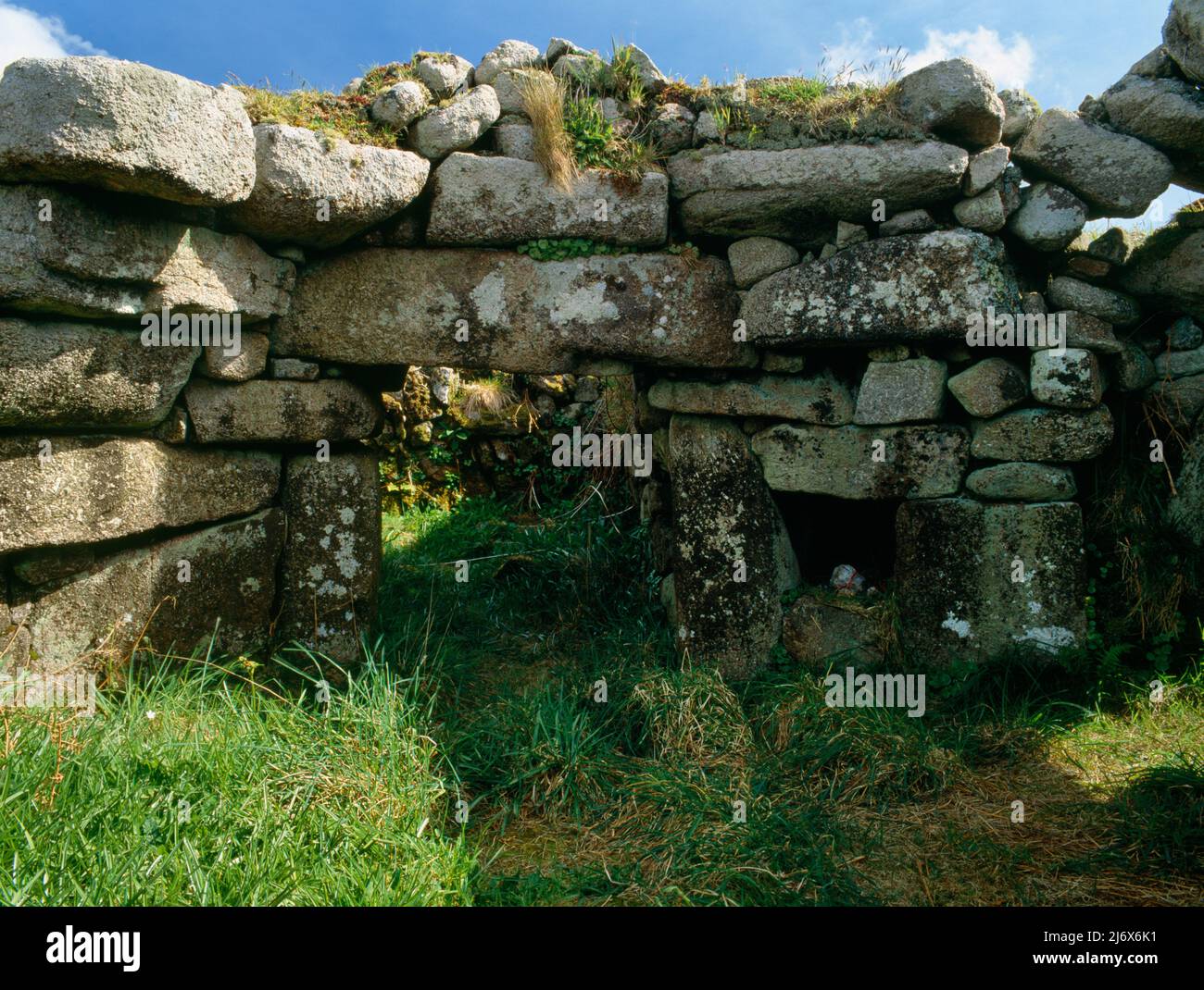 Intérieur d'une maison ronde à l'âge du fer à corbellement avec placard et portail mégalithique d'une petite pièce à Bosporthennis, West Penwith, Cornwall, Angleterre, Royaume-Uni. Banque D'Images