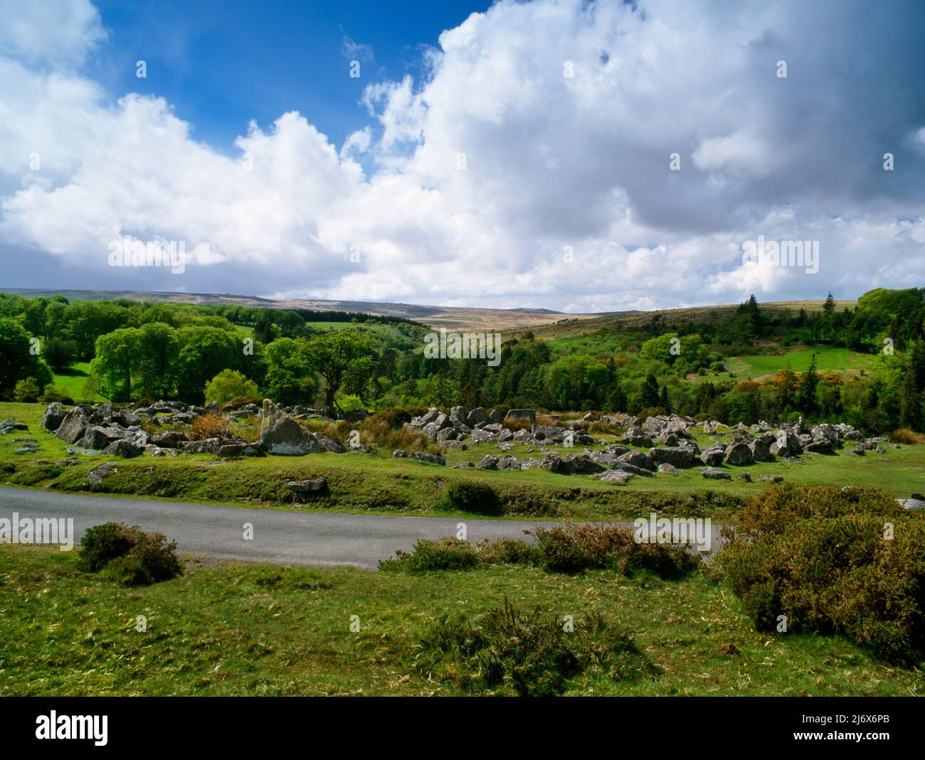 Voir WNW of Kestor Round Pound, Dartmoor, Devon, Angleterre, Royaume-Uni : une enceinte en pierre et une grande maison ronde en service à l'âge du bronze et du fer. Banque D'Images