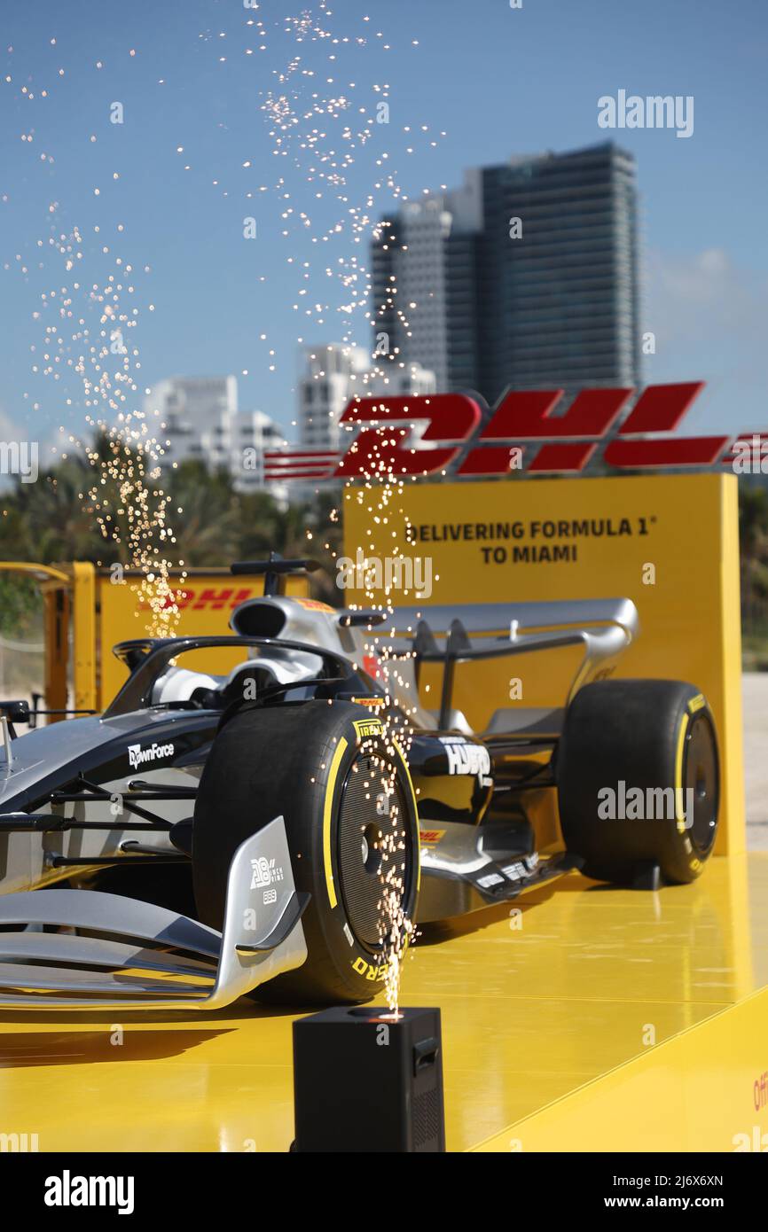 MIAMI, FL - 4 MAI: Romain Grosjean montre une nouvelle voiture DHL de Formule 1 devant SWARMÕs WynwoodÕs Racing Fest Fan x US Weekly pendant le week-end du Grand Prix de Formule 1 Crypto.com de Miami le 4 mai 2022 à Miami, Floride. Crédit : mpi34/MediaPunch Banque D'Images